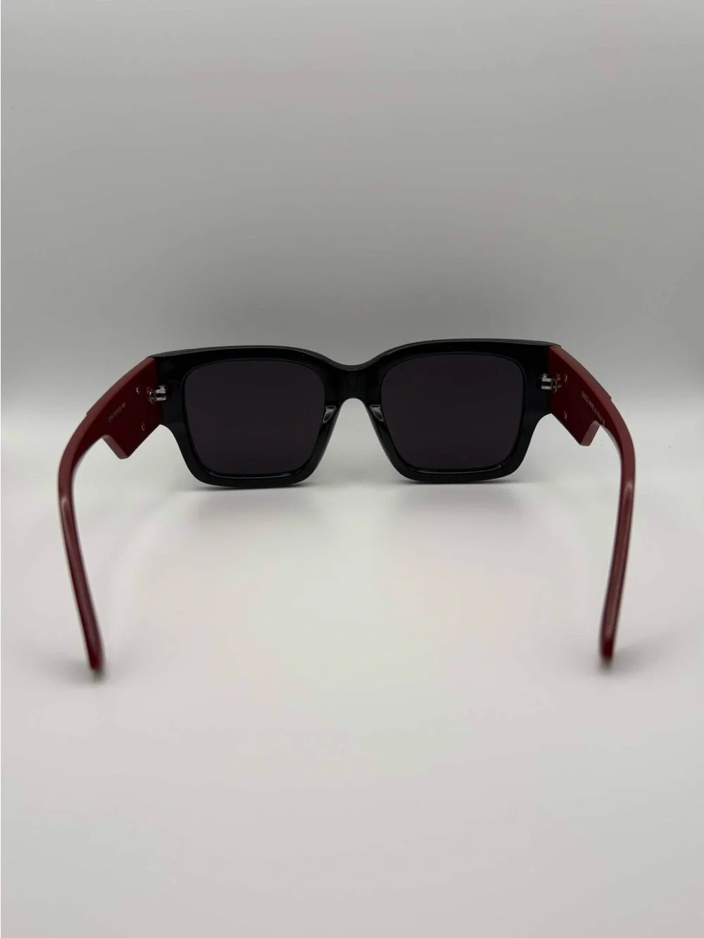 Gucci Black Front Red Temples Sunglasses with Gold GG Excellent Condition